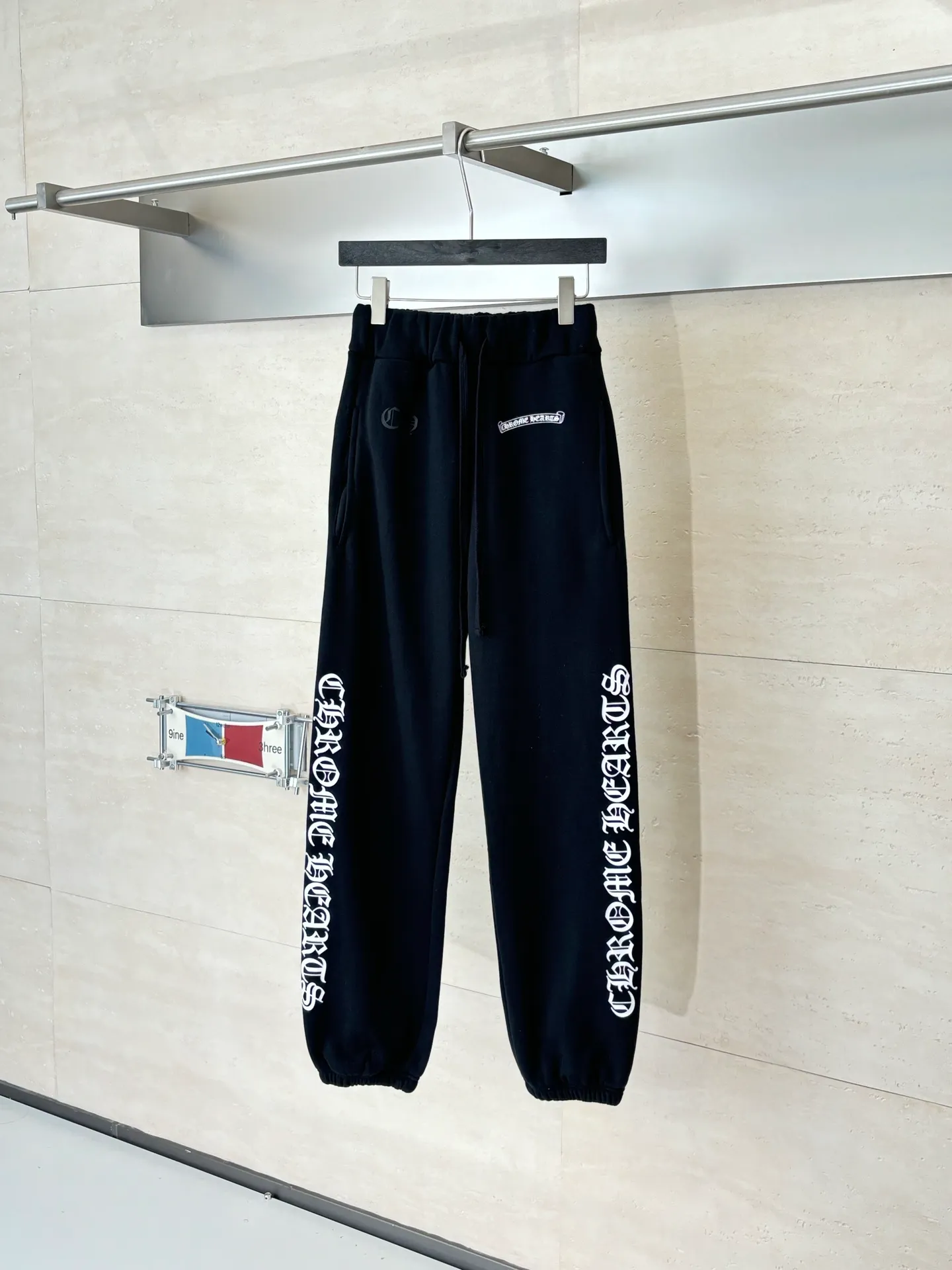 P366 Chrome Heart*/Chrome Heart Ch Sanskrit black loose-fitting leggings sweatpants. Made of high-weight velvet cotton fabric, which combines warmth and crisp texture. The version is the popular "wide at the top and narrow at the bottom" leggings silhouette. It is equipped with a drawstring waistband, double side pockets and back pockets. While maintaining a casual street feel, it highlights the tonality of luxury items through high-tech printing and fabric texture. Size: S/M/L